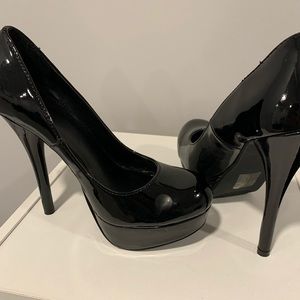 Black shiny pump heels
